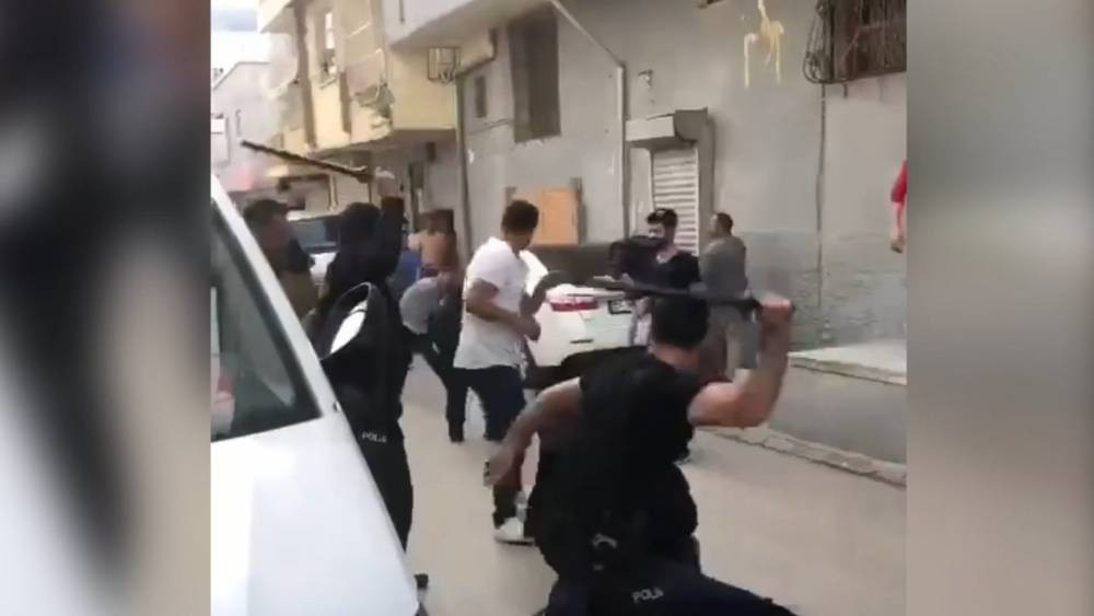 Komşular çatıştı, polis biber gazı ve copla ayırdı!