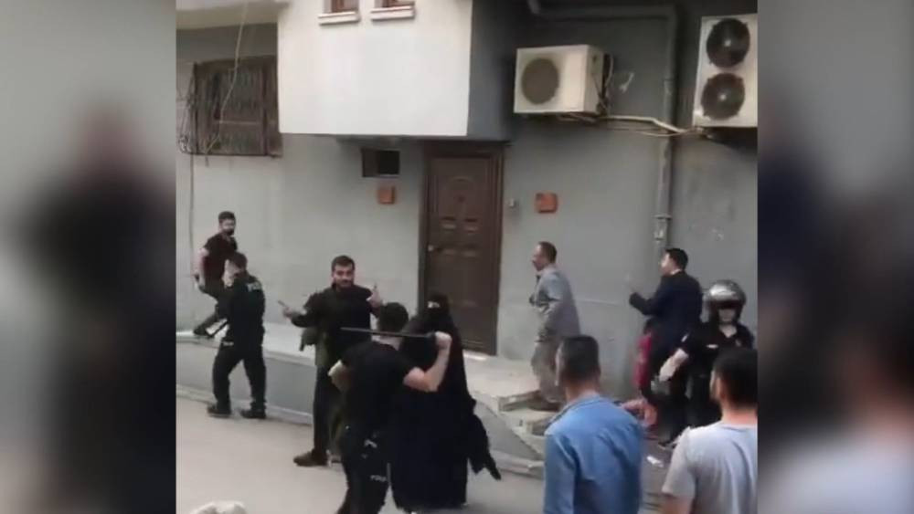 Komşular çatıştı, polis biber gazı ve copla ayırdı!