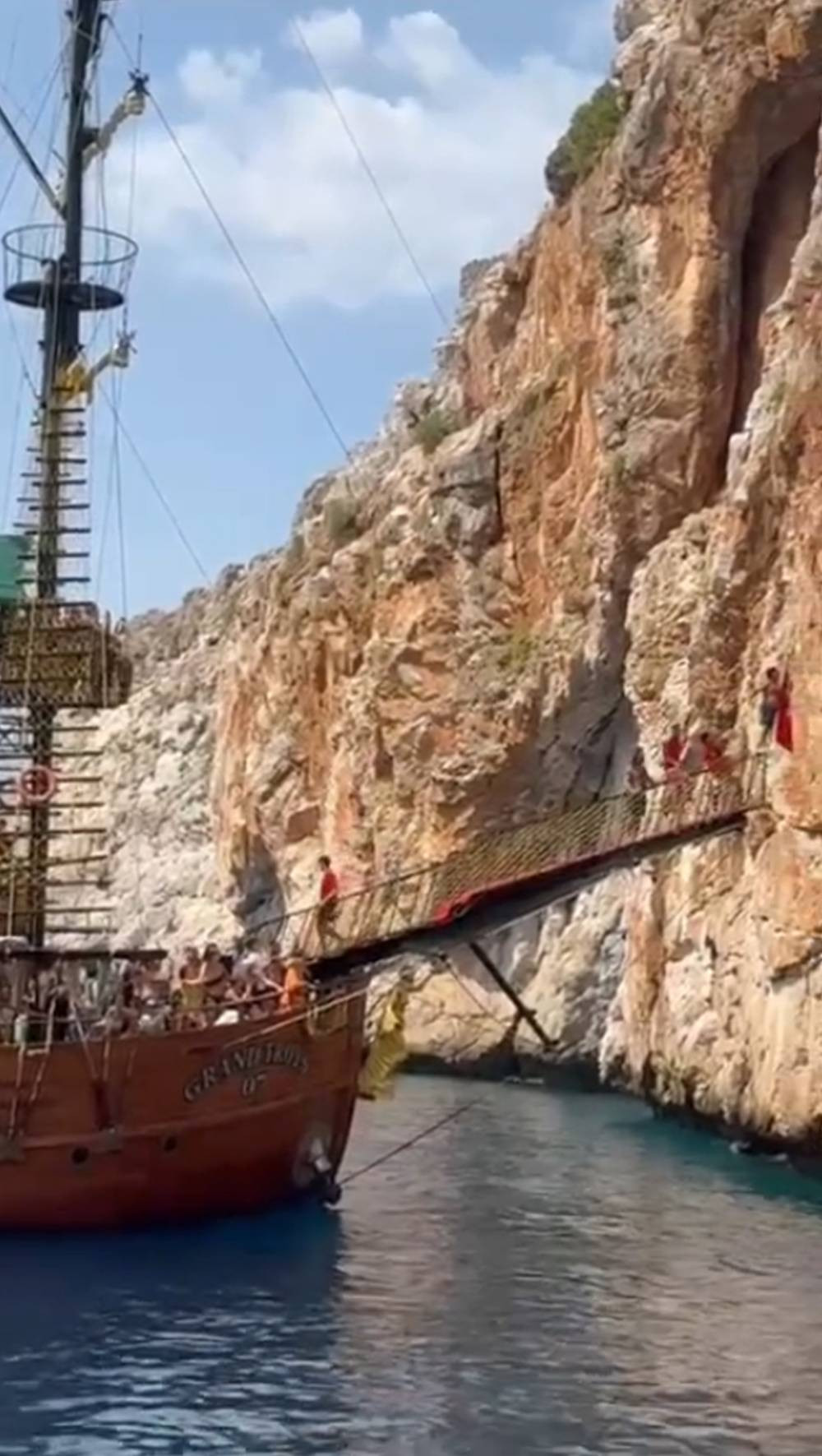 Sarp kayalıklarda keçi kurtarma operasyonu