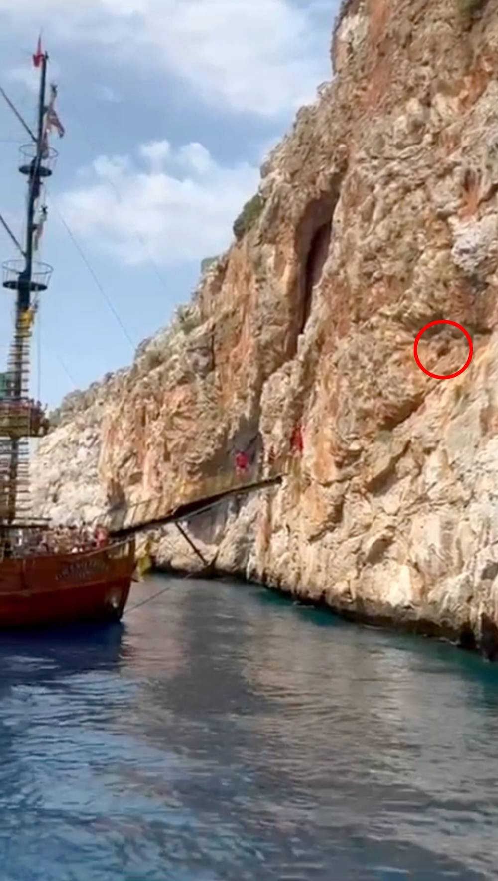 Sarp kayalıklarda keçi kurtarma operasyonu