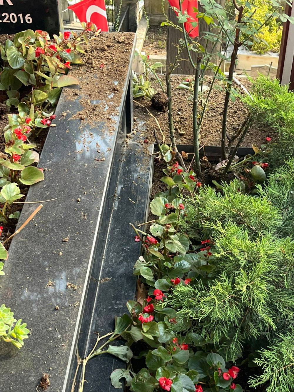 Şehit mezarına bunu da yaptılar! Senin hiç vicdanın yok mu?