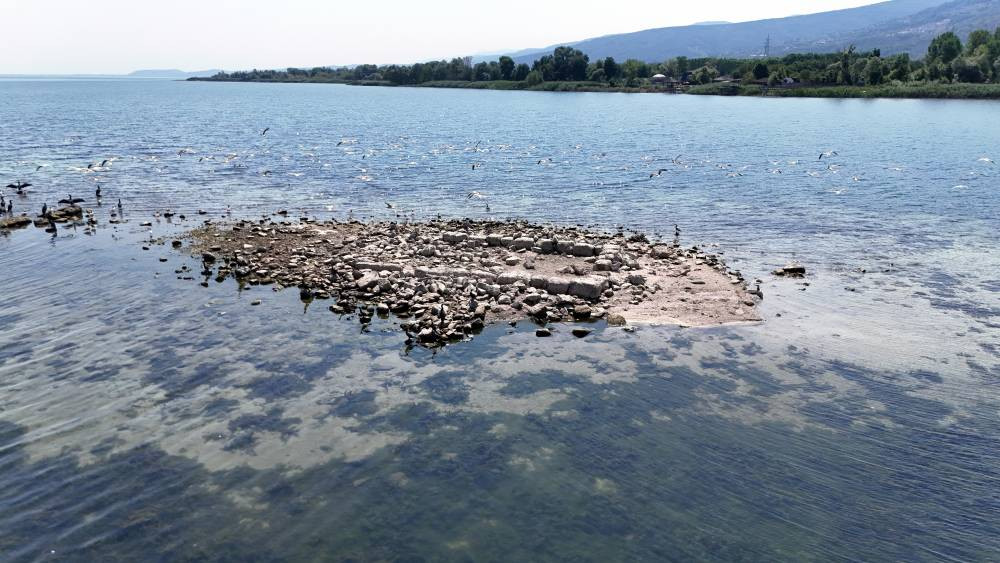 Su çekildi, Sapanca’da tarihi kilise gün yüzüne cıktı