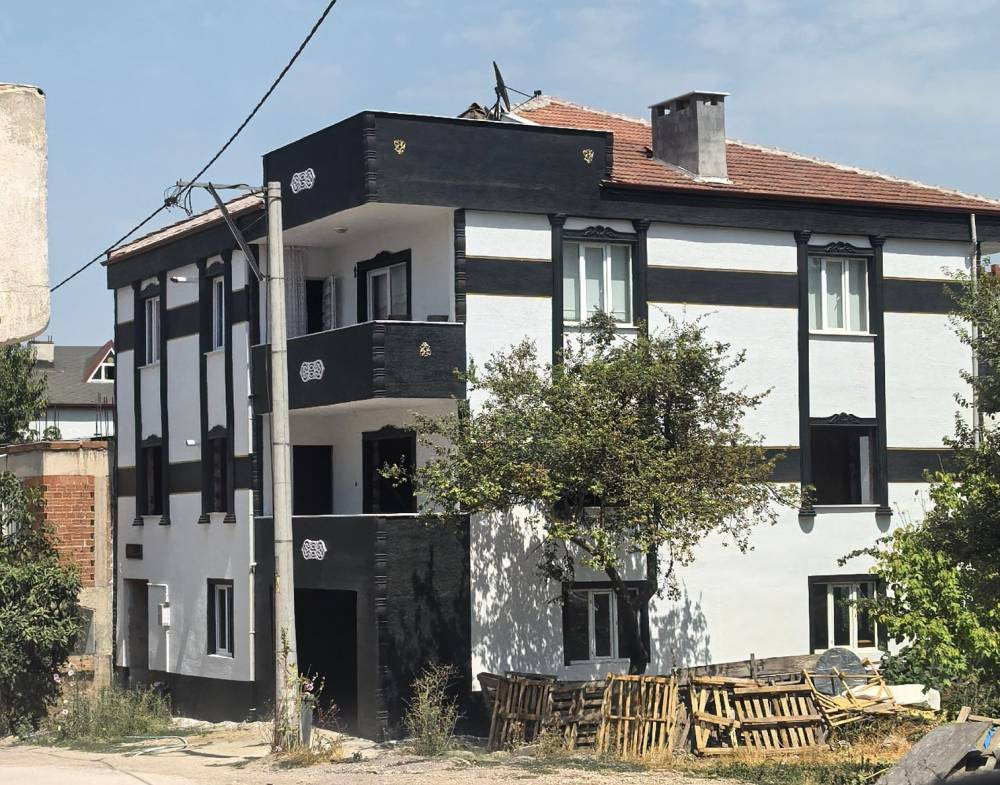 Terastan düşen 17 yaşındaki Kader ağır yaralandı