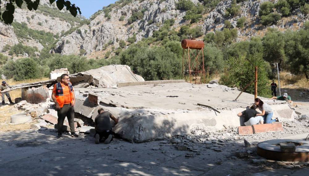 Deprem alarmı verildi! Ekipler enkaz altından tek tek çıkardı