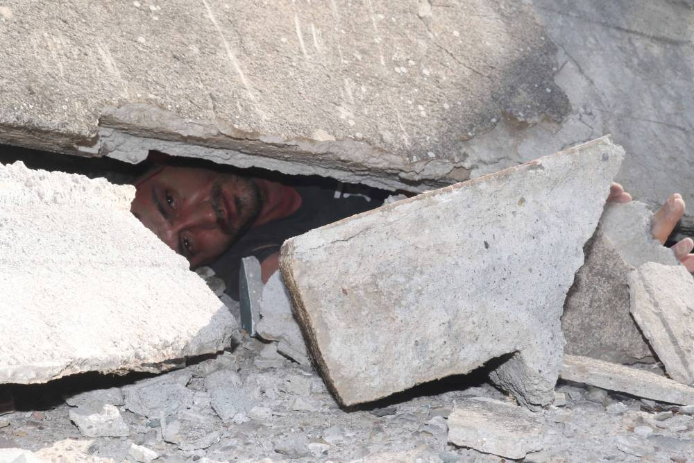 Deprem alarmı verildi! Ekipler enkaz altından tek tek çıkardı