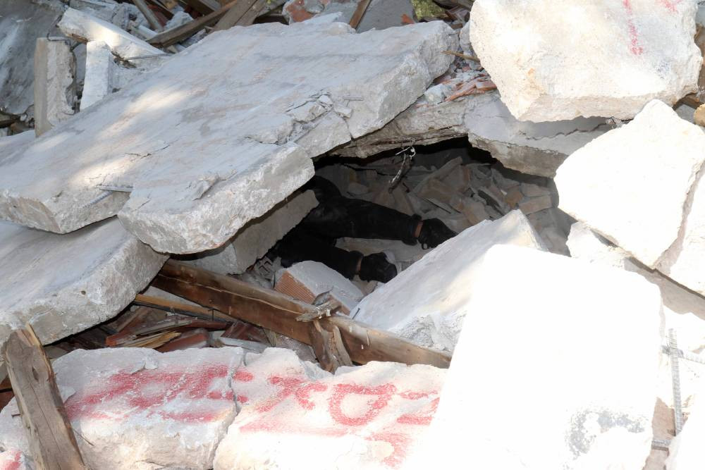 Deprem alarmı verildi! Ekipler enkaz altından tek tek çıkardı
