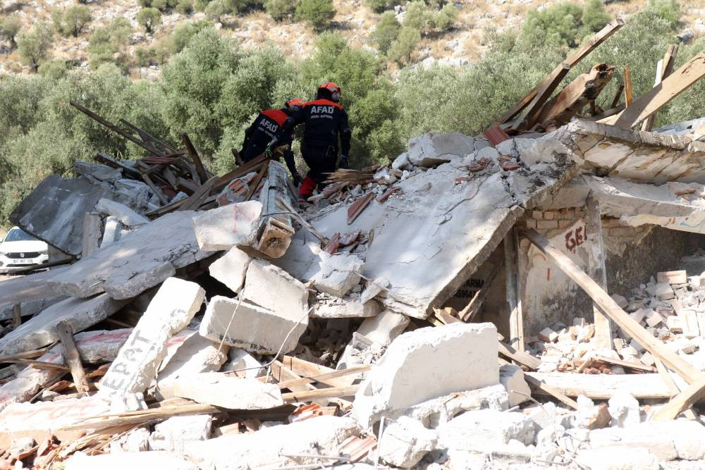Deprem alarmı verildi! Ekipler enkaz altından tek tek çıkardı