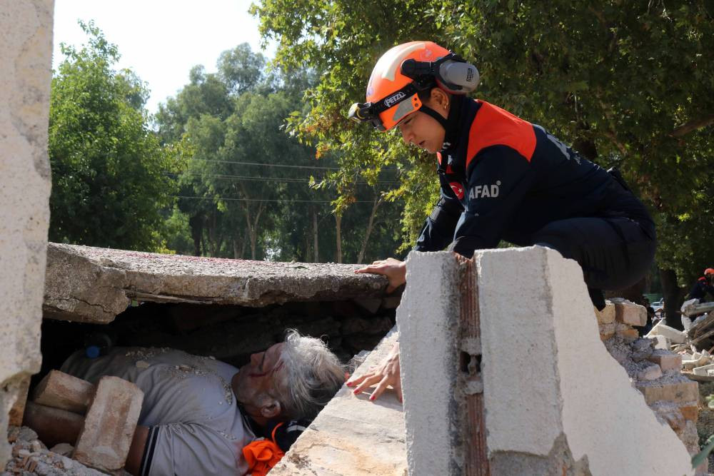 Deprem alarmı verildi! Ekipler enkaz altından tek tek çıkardı
