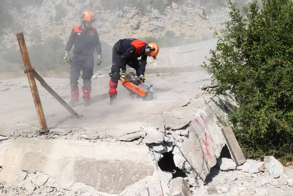 Deprem alarmı verildi! Ekipler enkaz altından tek tek çıkardı