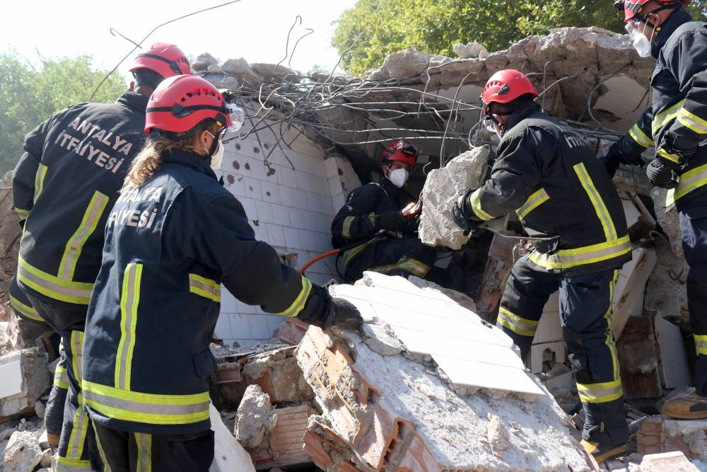 Deprem alarmı verildi! Ekipler enkaz altından tek tek çıkardı