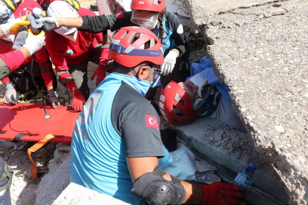 Deprem alarmı verildi! Ekipler enkaz altından tek tek çıkardı