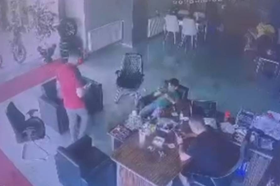 Ege’yi mermilerden koltukla korudu! Niğde’deki oto galeriye silahlı saldırının görüntüleri çıktı