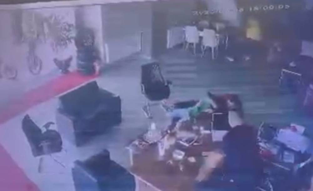 Ege’yi mermilerden koltukla korudu! Niğde’deki oto galeriye silahlı saldırının görüntüleri çıktı