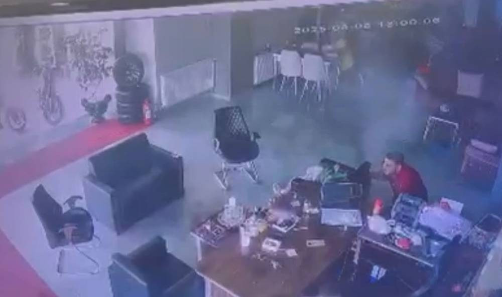 Ege’yi mermilerden koltukla korudu! Niğde’deki oto galeriye silahlı saldırının görüntüleri çıktı