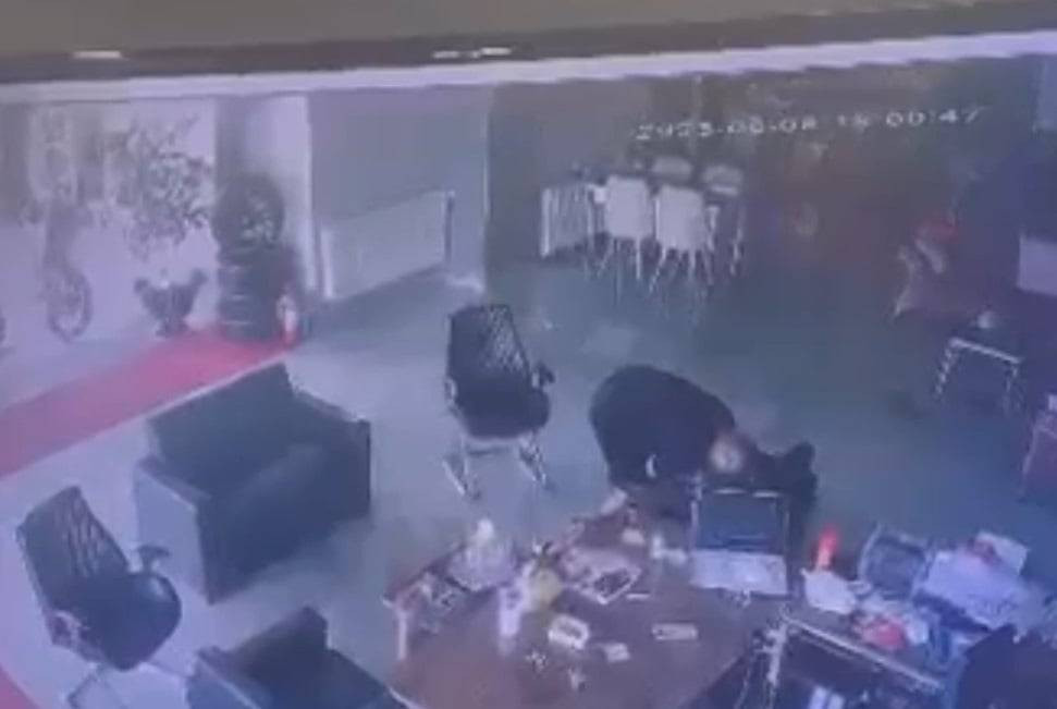 Ege’yi mermilerden koltukla korudu! Niğde’deki oto galeriye silahlı saldırının görüntüleri çıktı