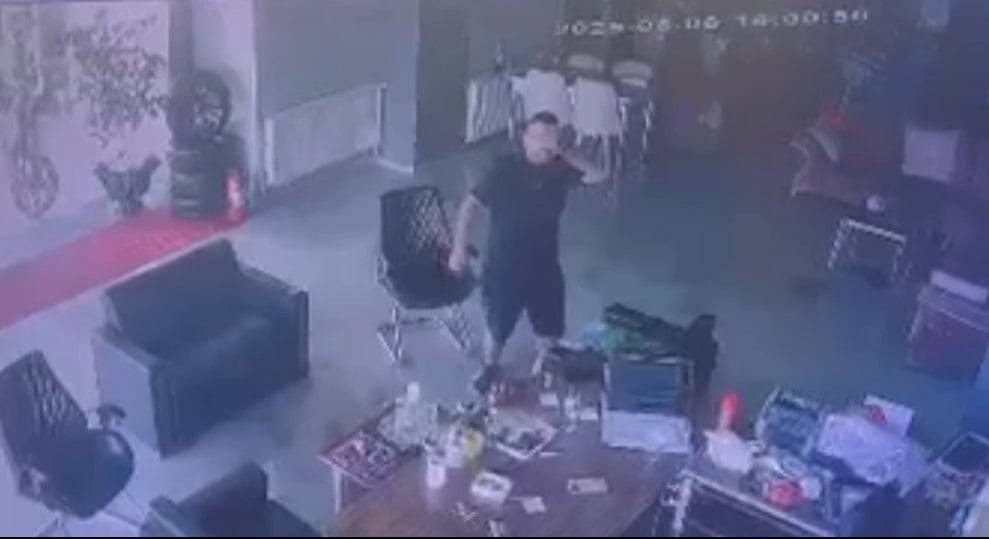 Ege’yi mermilerden koltukla korudu! Niğde’deki oto galeriye silahlı saldırının görüntüleri çıktı