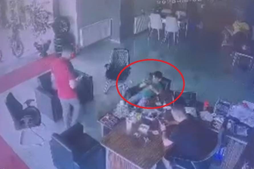 Ege’yi mermilerden koltukla korudu! Niğde’deki oto galeriye silahlı saldırının görüntüleri çıktı