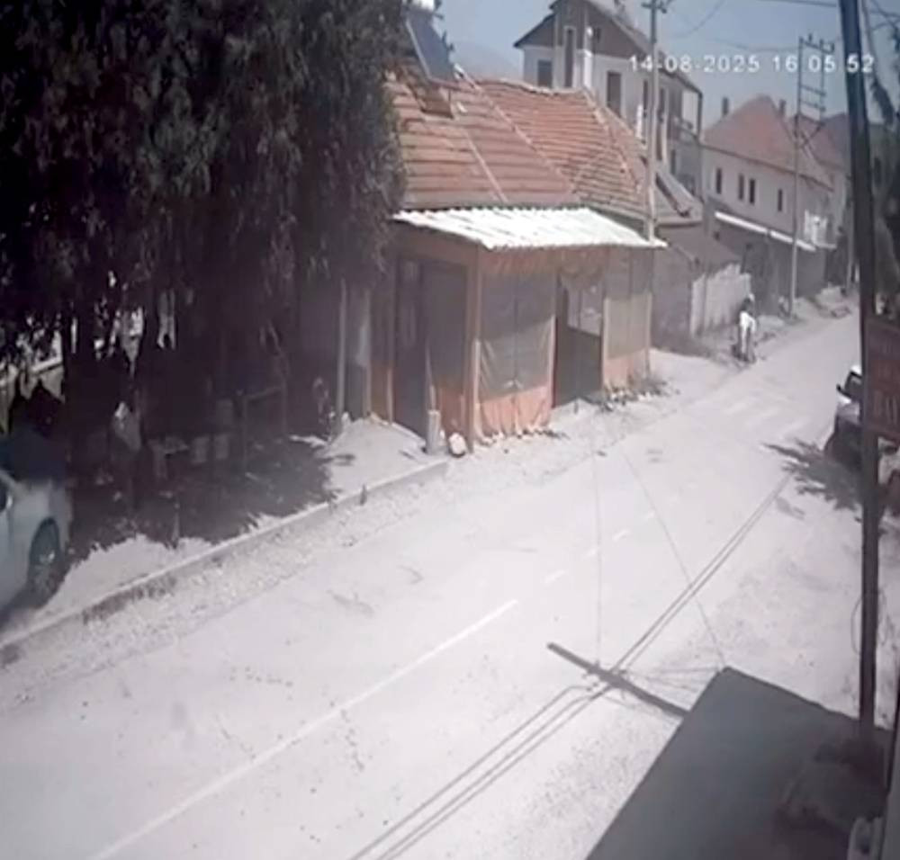 Isparta'da otomobil köy kahvehanesine daldı! Ölü ve yaralılar var