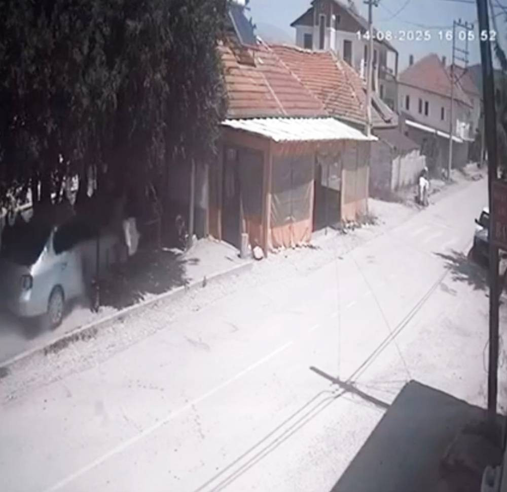 Isparta'da otomobil köy kahvehanesine daldı! Ölü ve yaralılar var