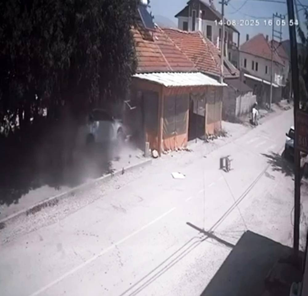 Isparta'da otomobil köy kahvehanesine daldı! Ölü ve yaralılar var