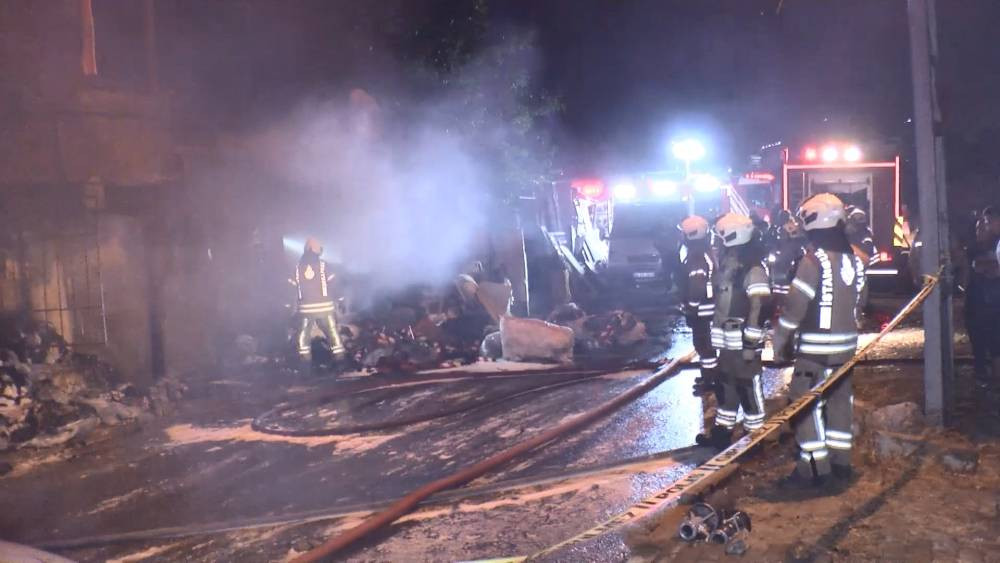 İstanbul'daki yangın panik yarattı: Tekstil atölyesi küle döndü!