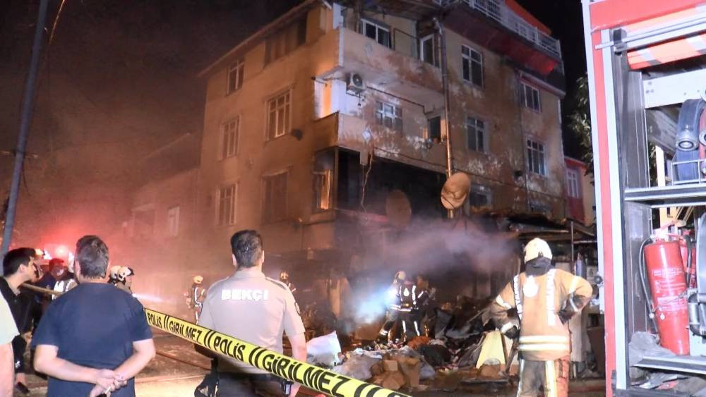 İstanbul'daki yangın panik yarattı: Tekstil atölyesi küle döndü!