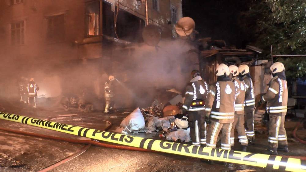 İstanbul'daki yangın panik yarattı: Tekstil atölyesi küle döndü!
