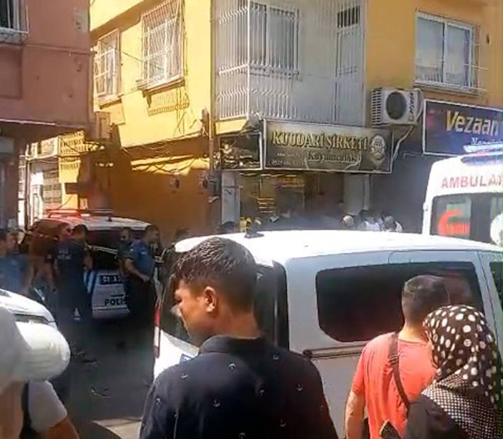 Maskeli soyguncular kuyumcuyu vurdu! Altınları alıp kaçtılar