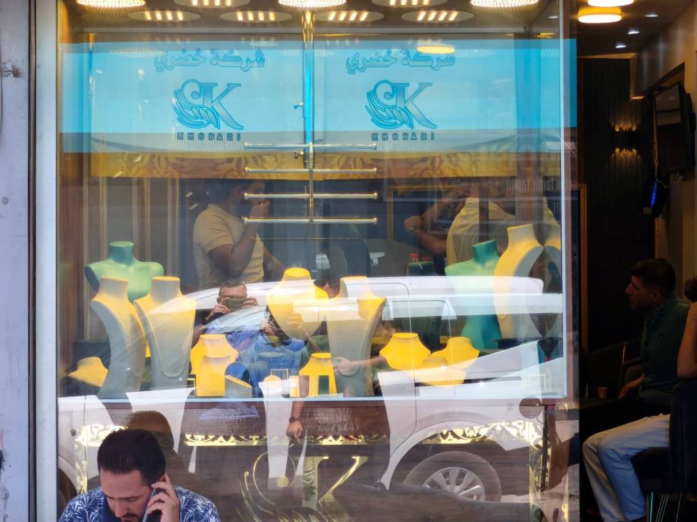 Maskeli soyguncular kuyumcuyu vurdu! Altınları alıp kaçtılar