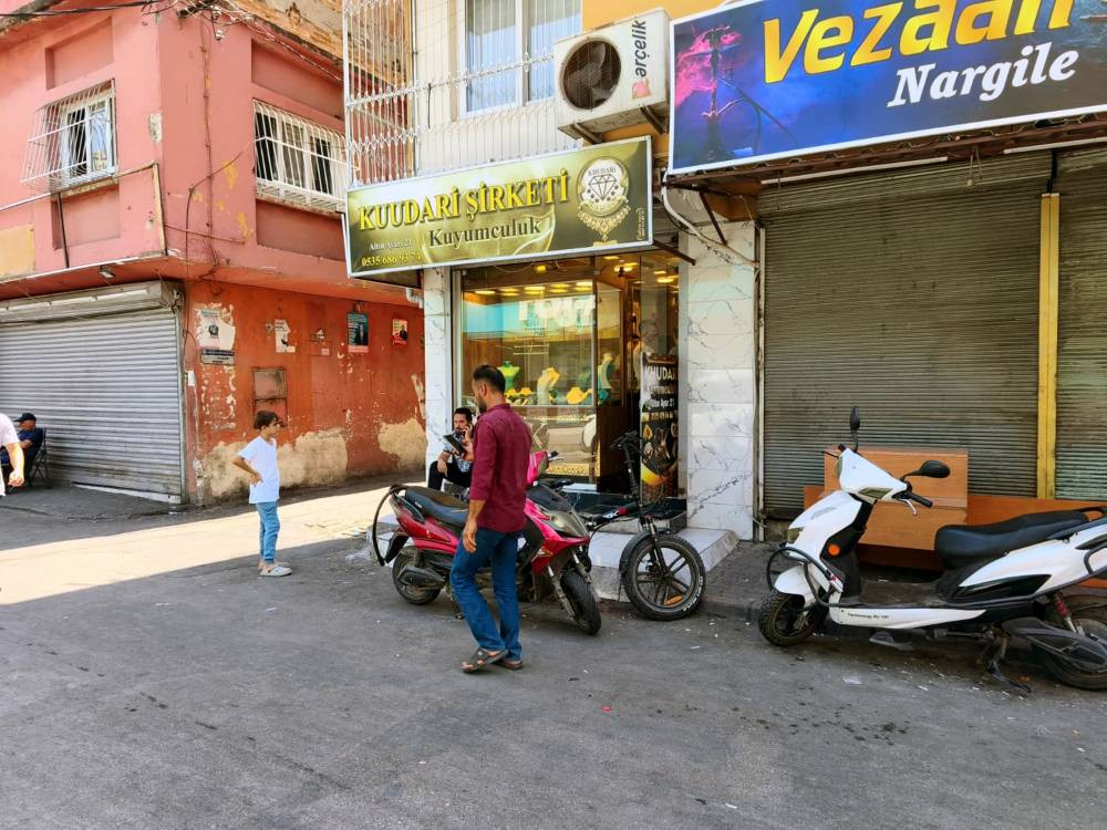 Maskeli soyguncular kuyumcuyu vurdu! Altınları alıp kaçtılar