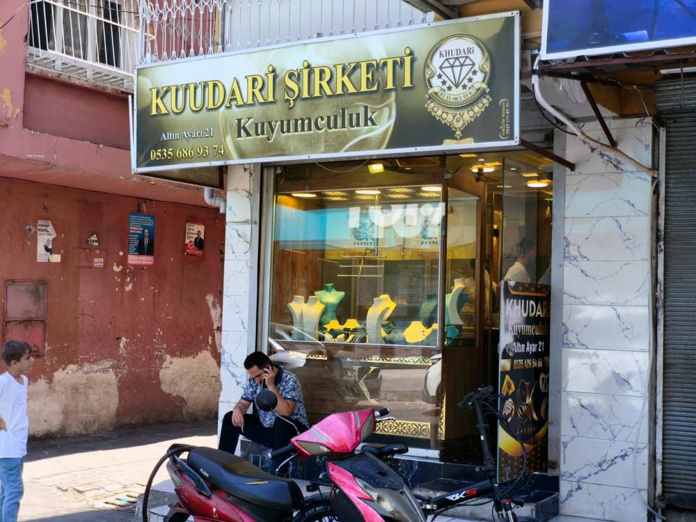 Maskeli soyguncular kuyumcuyu vurdu! Altınları alıp kaçtılar