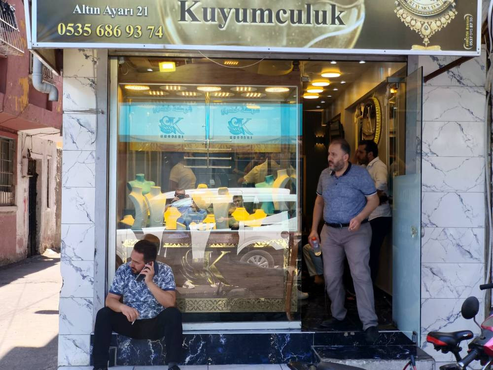 Maskeli soyguncular kuyumcuyu vurdu! Altınları alıp kaçtılar