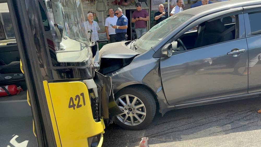 Otobüs ile otomobil kafa kafaya çarpıştı! 1'i çocuk, 5 kişi yaralandı