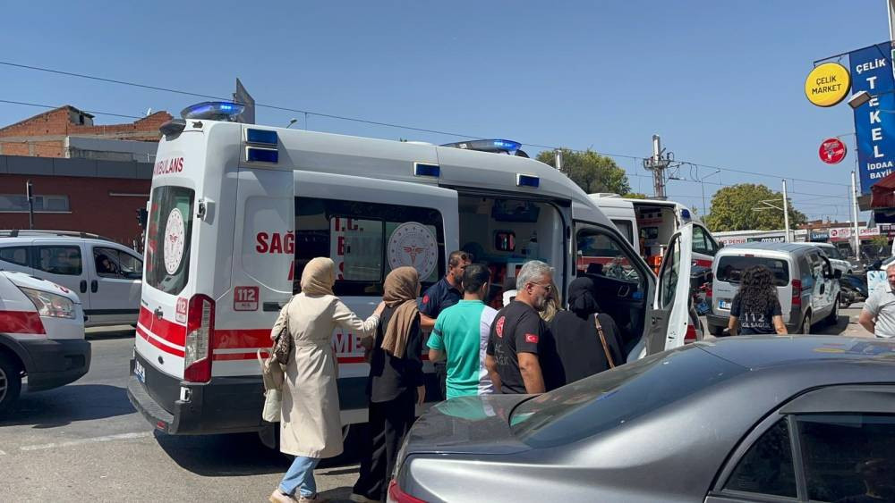 Otobüs ile otomobil kafa kafaya çarpıştı! 1'i çocuk, 5 kişi yaralandı