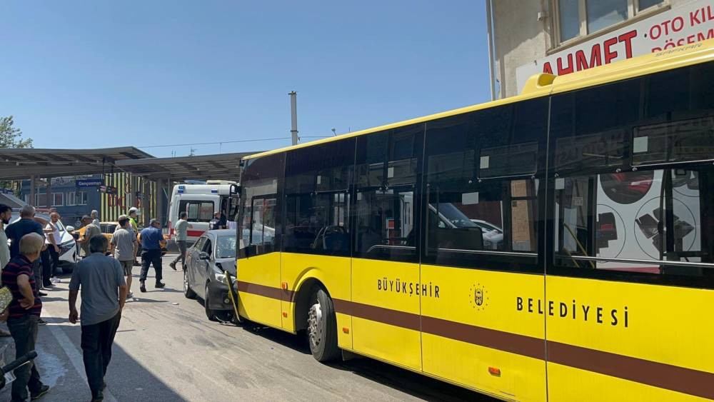 Otobüs ile otomobil kafa kafaya çarpıştı! 1'i çocuk, 5 kişi yaralandı