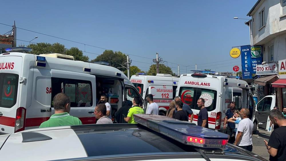 Otobüs ile otomobil kafa kafaya çarpıştı! 1'i çocuk, 5 kişi yaralandı