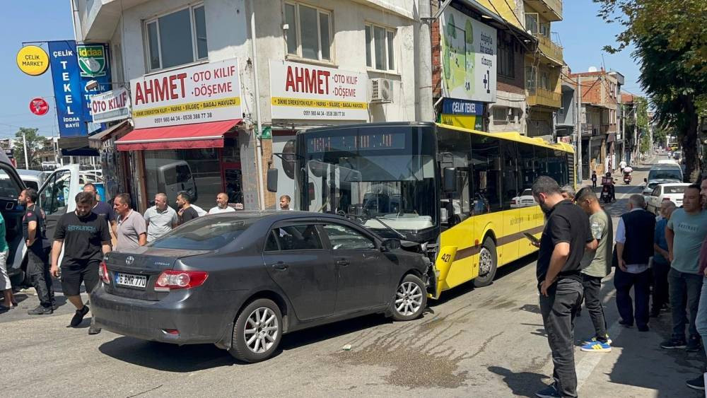 Otobüs ile otomobil kafa kafaya çarpıştı! 1'i çocuk, 5 kişi yaralandı