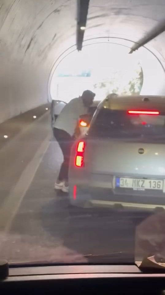 Ümraniye'de tünelde yol verme kavgası! Yumruklar ve tekmeler havada uçuştu