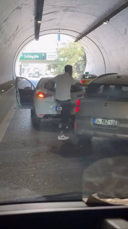 Ümraniye'de tünelde yol verme kavgası! Yumruklar ve tekmeler havada uçuştu