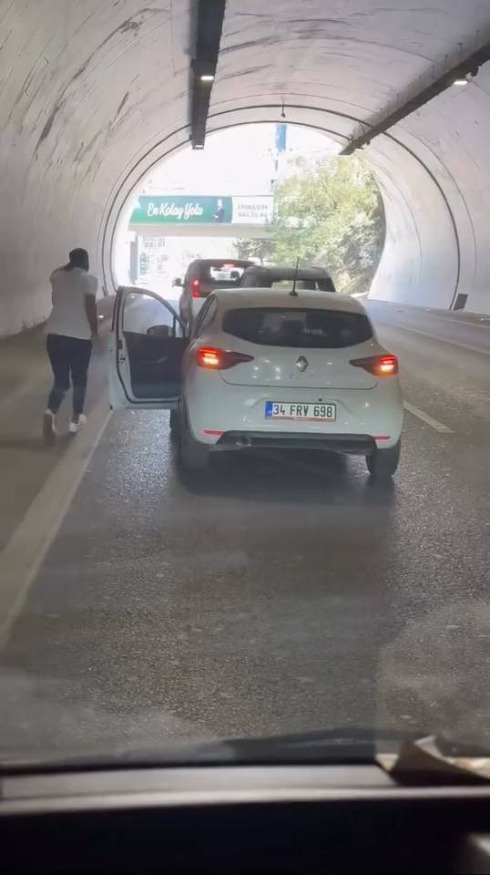 Ümraniye'de tünelde yol verme kavgası! Yumruklar ve tekmeler havada uçuştu