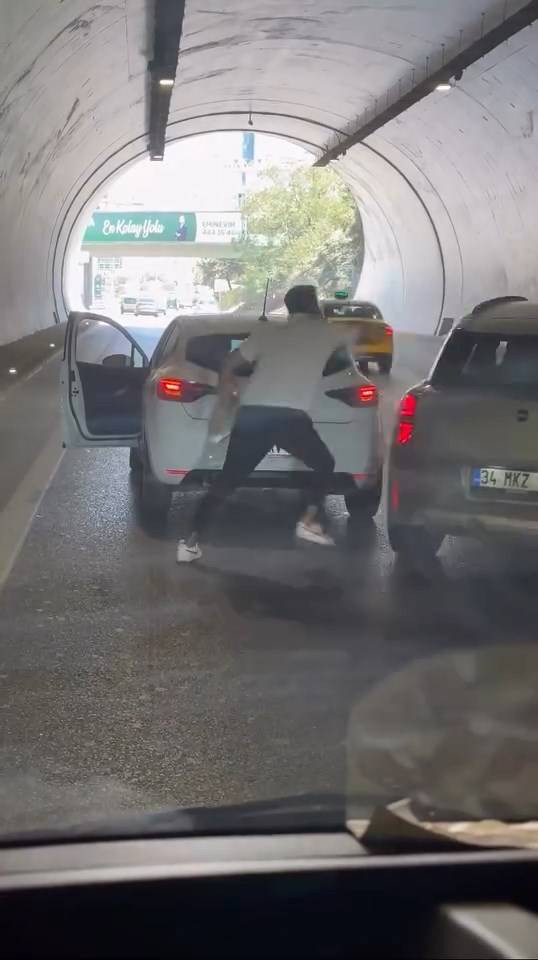 Ümraniye'de tünelde yol verme kavgası! Yumruklar ve tekmeler havada uçuştu