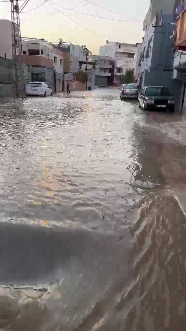 Adana'da su borusu patladı, mahalleyi su bastı