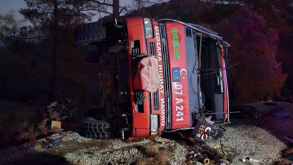 Antalya'da yangın söndürme aracı devrildi! 2 Yaralı