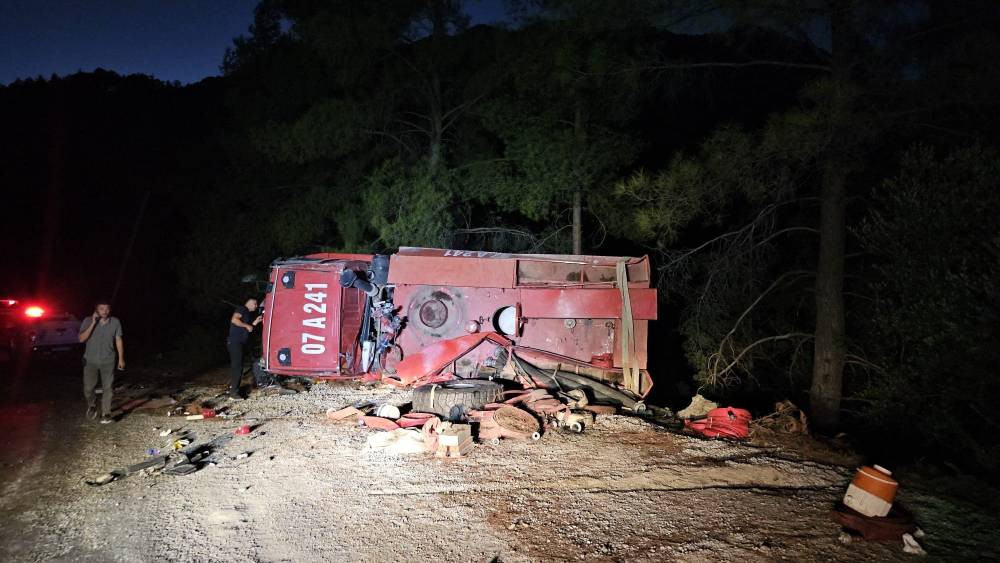 Antalya'da yangın söndürme aracı devrildi! 2 Yaralı