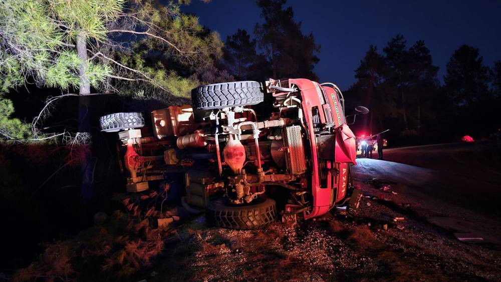 Antalya'da yangın söndürme aracı devrildi! 2 Yaralı