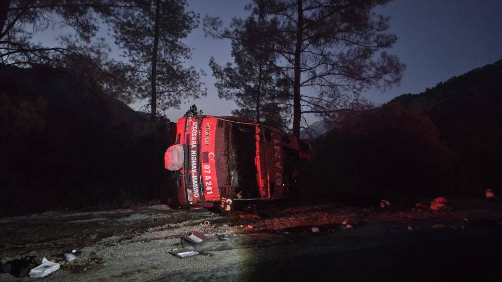 Antalya'da yangın söndürme aracı devrildi! 2 Yaralı