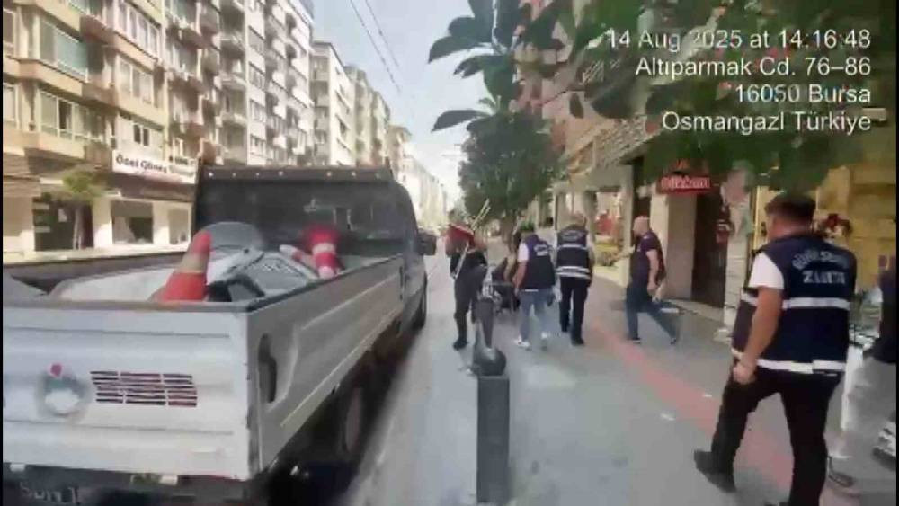 Bursa’da zabıta dakikalar içinde kaldırım ve sokakları temizledi