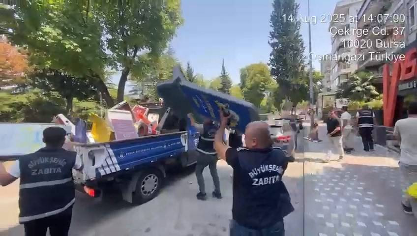 Bursa’da zabıta dakikalar içinde kaldırım ve sokakları temizledi