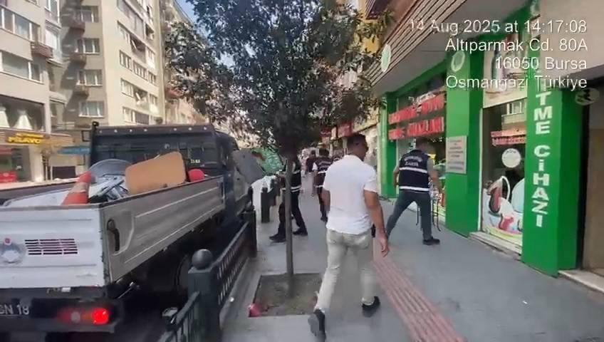 Bursa’da zabıta dakikalar içinde kaldırım ve sokakları temizledi