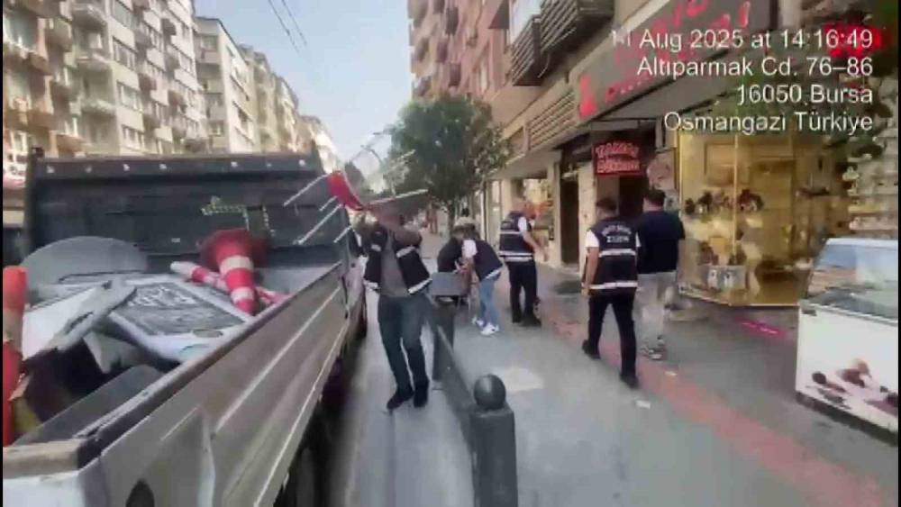 Bursa’da zabıta dakikalar içinde kaldırım ve sokakları temizledi